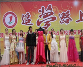 我系到涪陵第二中学校开展“送文艺进学校”志愿服务活动