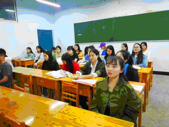 “安全无小事，警钟需长鸣”主题班会