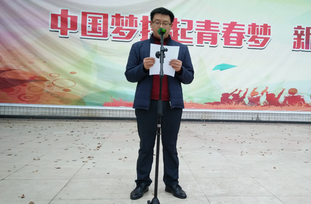 我系举行升国旗仪式